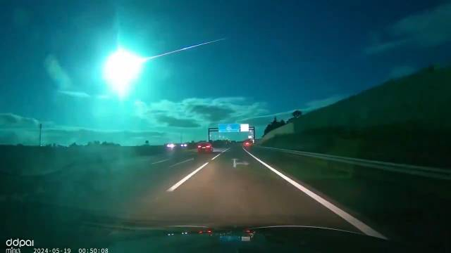 今日凌晨,葡萄牙夜空出现超亮蓝色火流星
