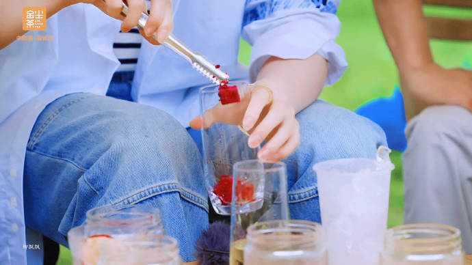 一抹清新的绿色和白嫩嫩的手~ 杨洋