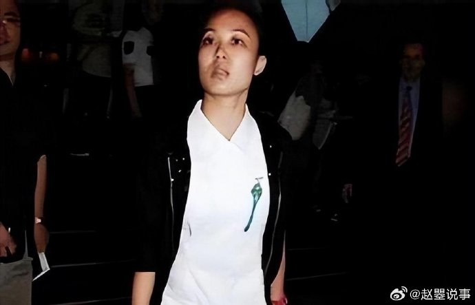 邓咏诗给赌王擦背两月,险些当上五房,尽管赌王宠爱有加… 邓咏诗给