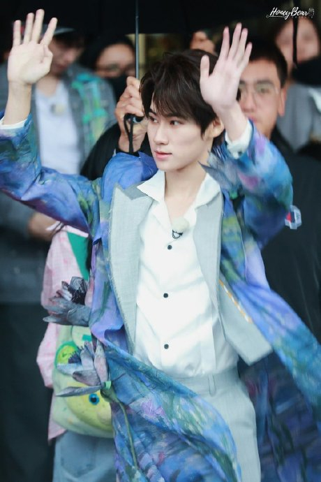 张真源奔跑吧录制上班9615 城堡里走出来的小王子 好好看!