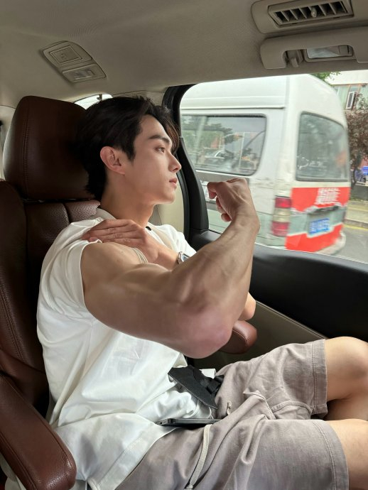 天呐,没看出来,许凯竟然这么壮,胳膊这肌肉好有安全感