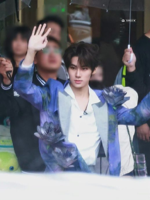 张真源奔跑吧录制上班9615 城堡里走出来的小王子 好好看!