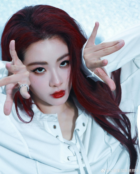 喻言演唱会训练日营业,红发好亮眼