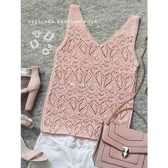 夏日微风下的镂空花背心