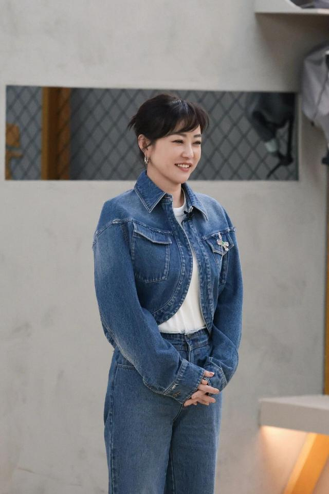 郝蕾减肥成功换了新风格,穿衬衫 长裙走优雅风,美得像换了个人