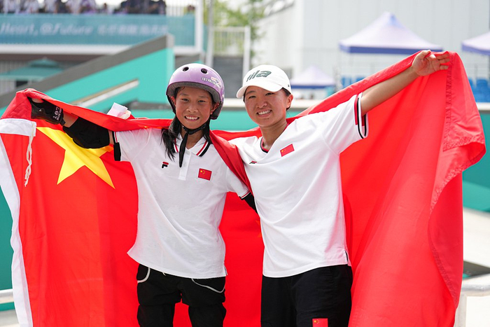 2023年9月27日，杭州亚运会滑板女子街式决赛，崔宸曦（左）、曾文蕙包揽金银奖牌。视觉中国 资料图