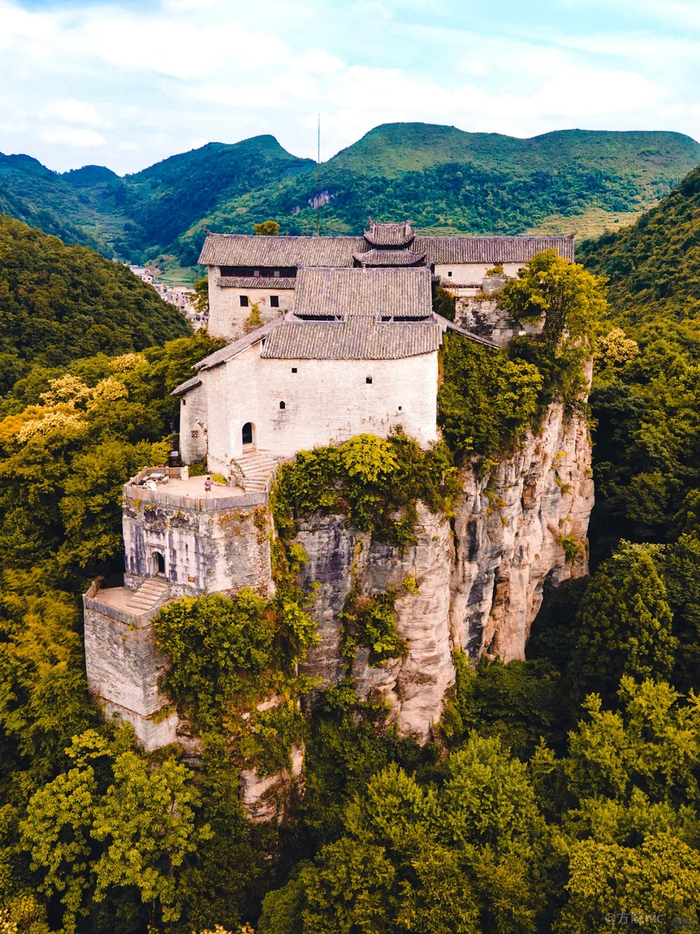 虽然地理位置较为偏远,却拥有着令人叹为观止的喀斯特地貌和山水景观