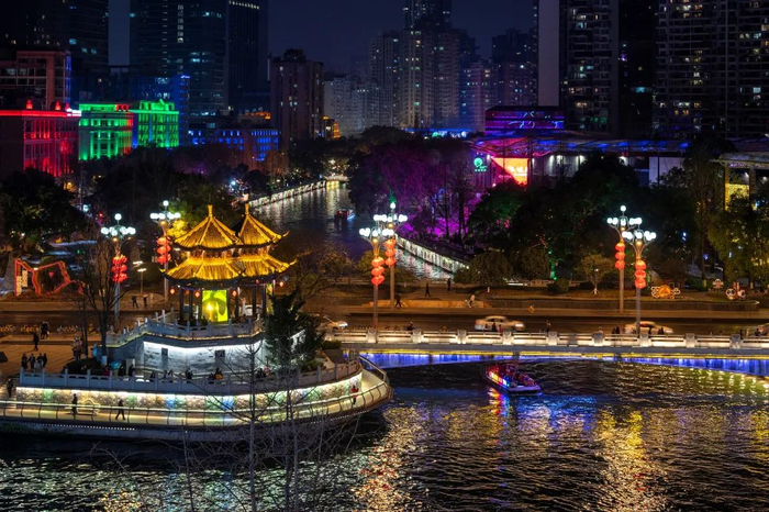 除了江畔的梅花,陆游笔下的浣花溪本身也极富诗意,"浣江之东当筰桥