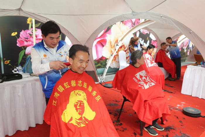 上海近40名劳模工匠走上街头,为市民提供志愿服务