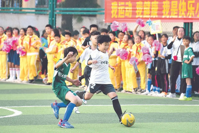 5月16日,会昌县第三中学的高三学生正在进行趣味游戏,以此放松身心