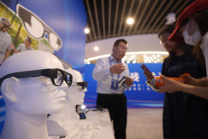 同传字幕眼镜展示。新京报记者 王贵彬 摄