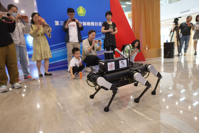 导盲六足机器人具有视觉环境感知、动态躲避障碍、识别红绿灯等功能。新京报记者 王贵彬 摄