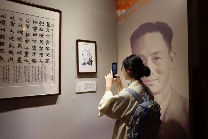 两大专题展前观众留影