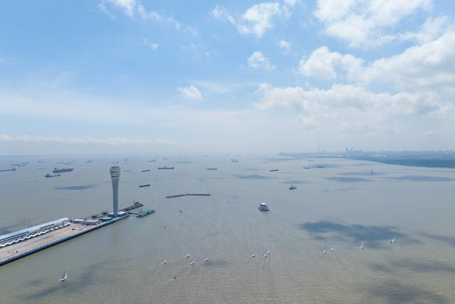 1600米的码头岸线，如同一条巨龙蜿蜒伸展，迎接着来自世界各地的帆船英雄。澎湃新闻记者 朱伟辉 图