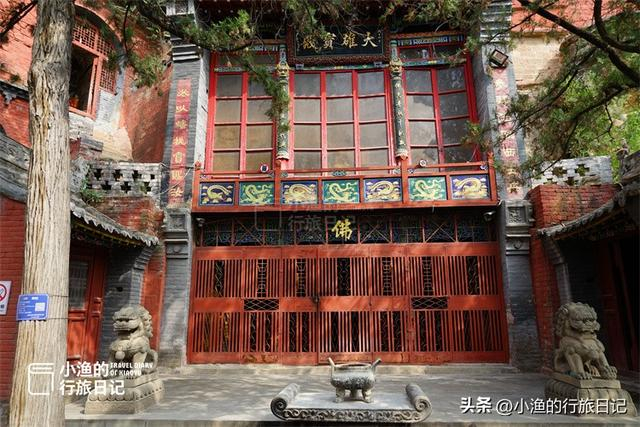 云岩寺的建筑都是朱红色的,颇为亮丽,给铁骨铮铮的佳县增添了一抹亮色