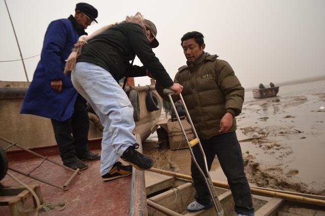 残疾人记者谭里和出版自传：拄拐杖采访走遍湖南一百多个县