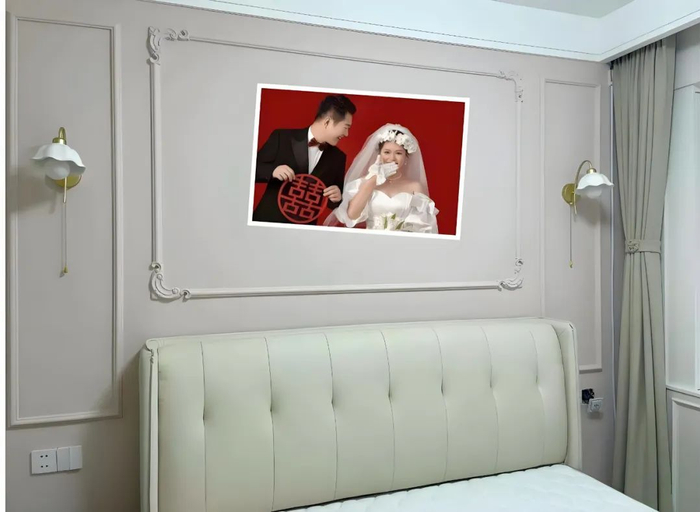 床头位置很多人喜欢在床头挂照片,觉得这样每天一睁眼就能看到美好的