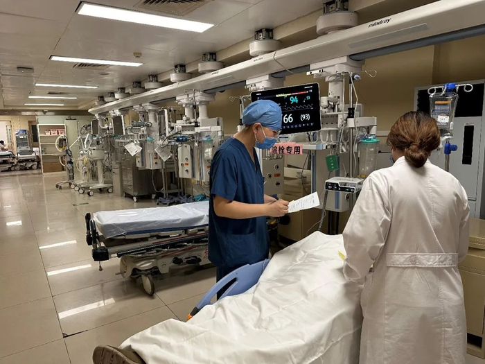 为优化溶栓流程，北京朝阳医院本部急诊医学中心在急诊抢救室内靠近CT室的位置，设置专门的溶栓区域。图源/受访者提供