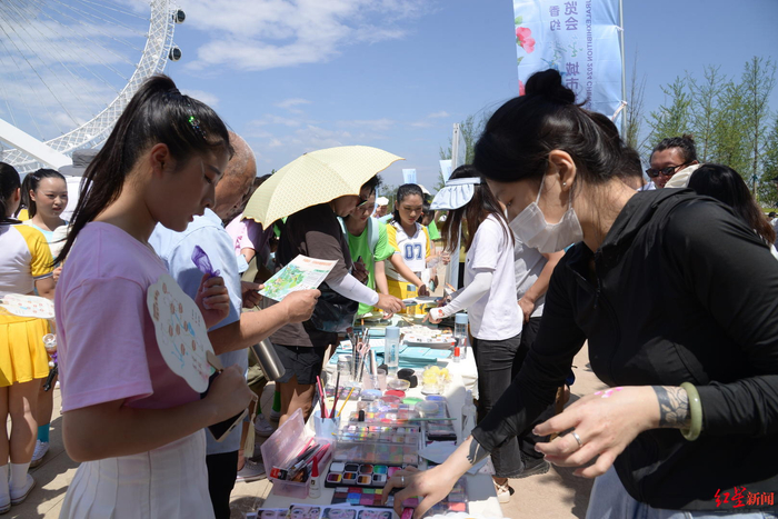 从"跃马上云顶"的云顶石城,到竹林掩映的贺麟故居,再到半边山江半边城