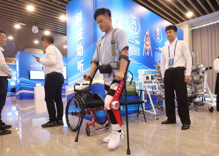 现场展示可穿戴行走辅助设备。新京报记者 王贵彬 摄