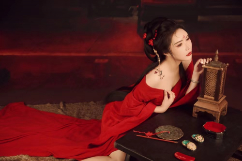 知名模特赵晶晒清宫装写真,端庄优雅气质迷人