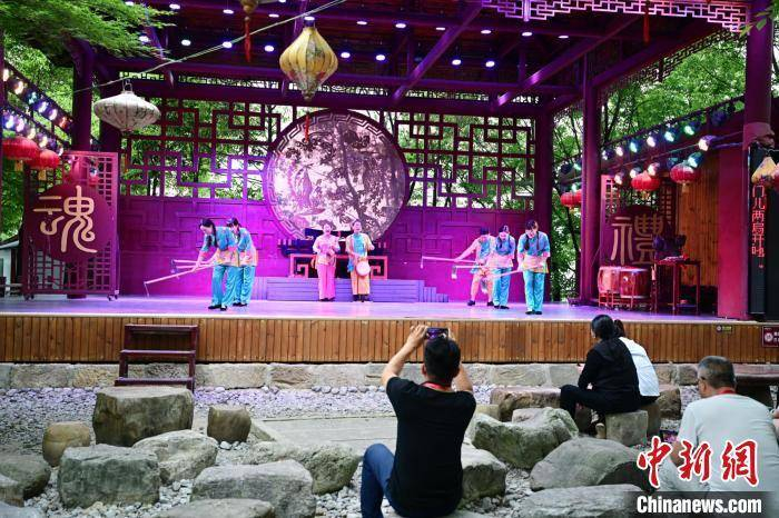 海外华文媒体参观屈原祠 领略屈原文化魅力