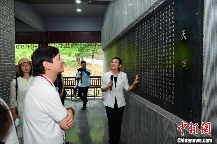 海外华文媒体参观屈原祠 领略屈原文化魅力