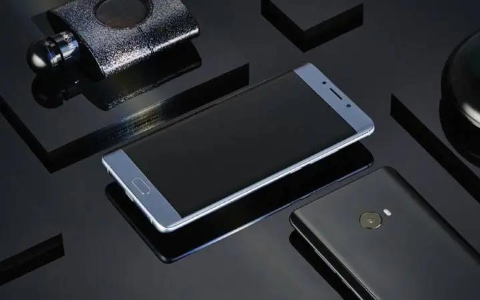 小米首款搭载曲面屏的手机是小米note 2,这是小米向「高端旗舰」发起