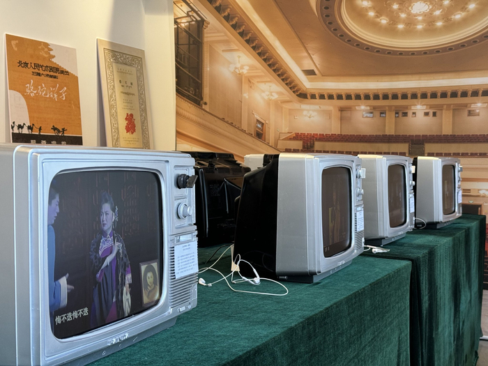 影像装置展播放不同剧种《雷雨》的舞台演出影像