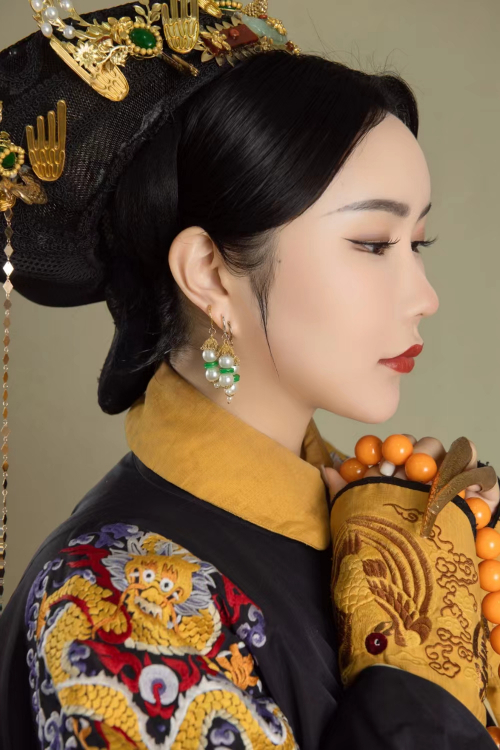 知名模特赵晶晒清宫装写真,端庄优雅气质迷人