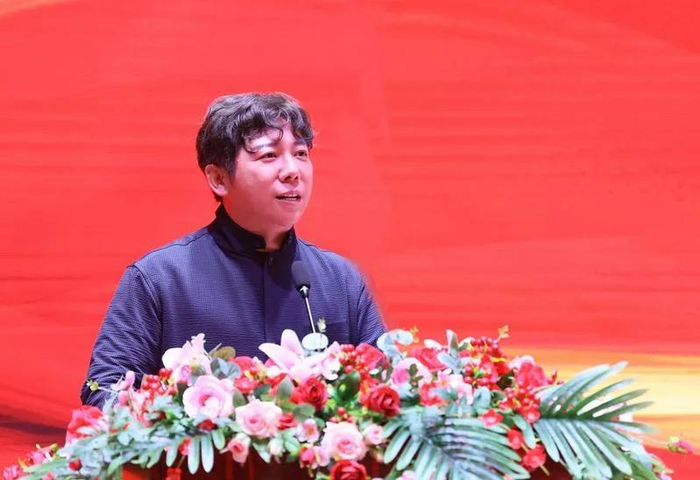 胡海泉,1975年8月13日出生于辽宁省沈阳市,中国内地男歌手,音乐制作人