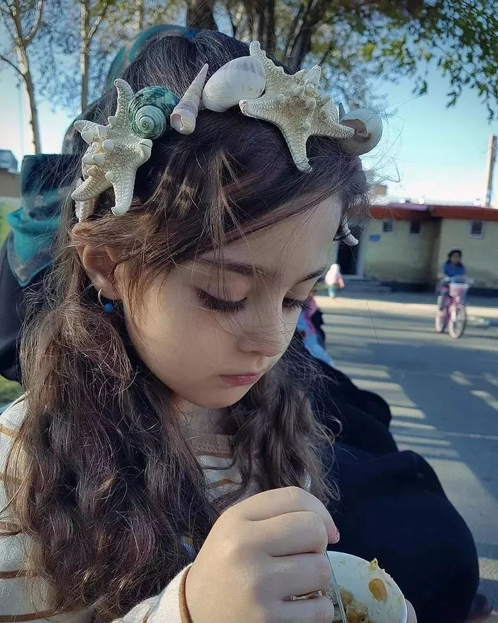 8岁小女孩因长相太美,爸爸为她辞职当保镖,如今竟长成这样!