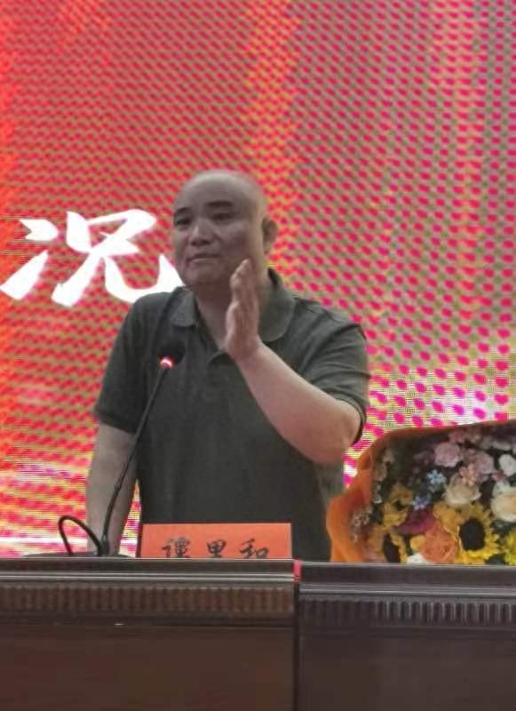 残疾人记者谭里和出版自传：拄拐杖采访走遍湖南一百多个县