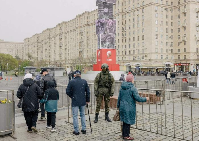 在俄罗斯首都莫斯科，民众冒雪参观“西方援乌武器战利品”展览。（图源：《纽约时报》）