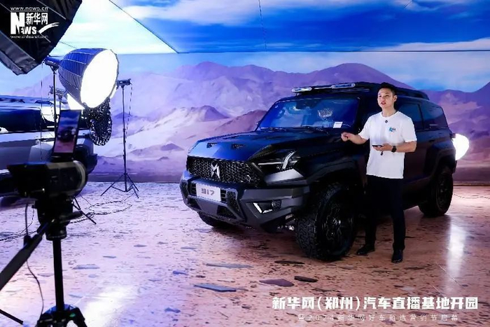 图为新华网（郑州）汽车直播基地的汽车直播间