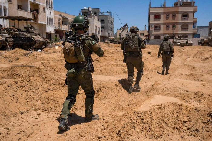 这张以色列国防军5月18日发布的照片显示，以军在加沙地带南部城市拉法东部展开军事行动。新华社发(以色列国防军供图)