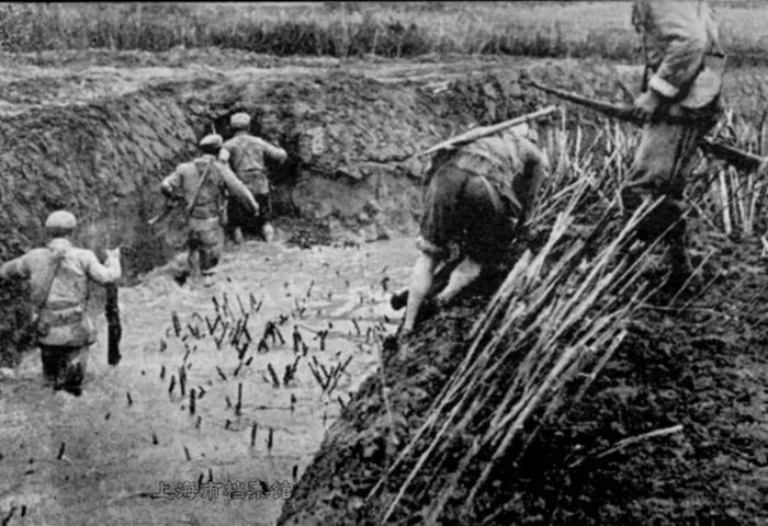 破除鹿砦,越过深水壕沟,向敌军地堡冲锋(上海市档案馆藏)接下来要攻克