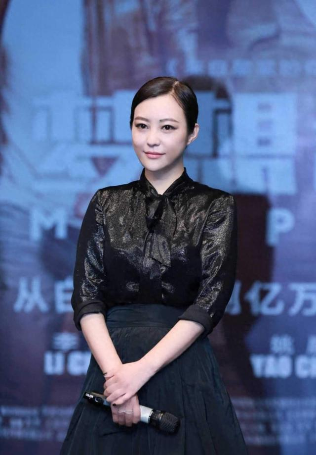 郝蕾减肥成功换了新风格,穿衬衫 长裙走优雅风,美得像换了个人