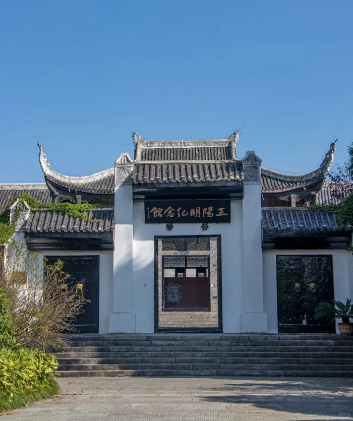 在这里,游客们不仅可以欣赏到壮丽的自然风光,还可以深入了解王阳明