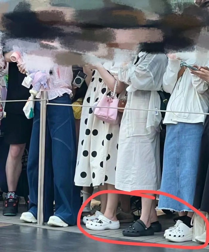 洞洞鞋不仅舒适还百搭,无论是上班还是下楼倒垃圾,无论是晴天还是雨天