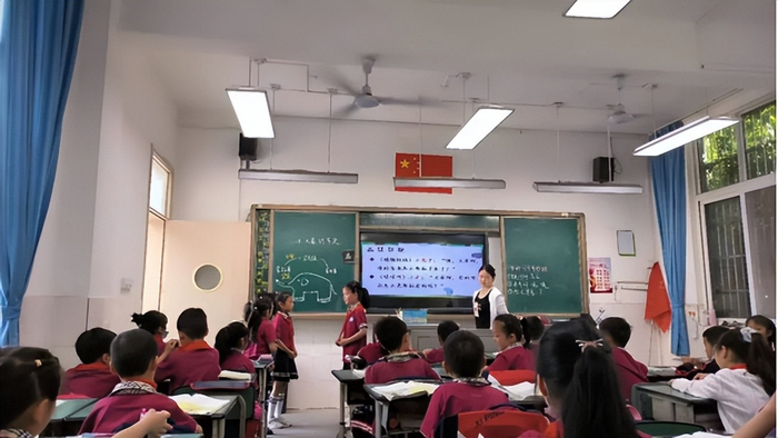 李亚鑫老师和刘彬琴老师执教二年级语文下册第七单元"童话故事"中的