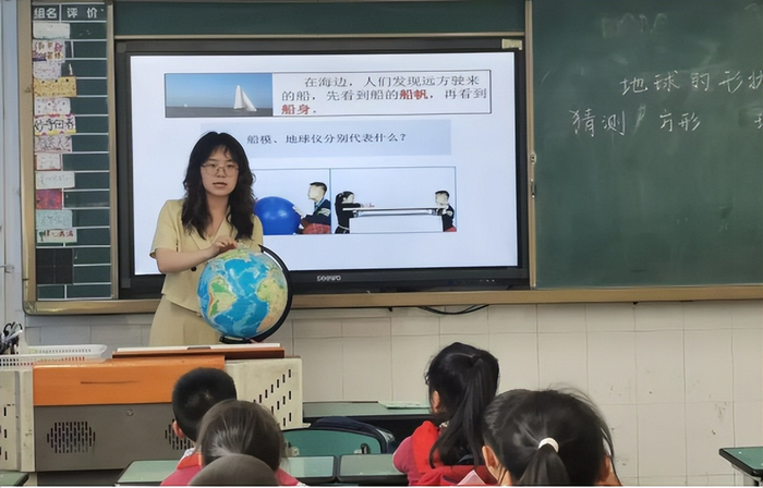 张雪莲老师执教《地球的形状》,课前与师父黄琴芳老师一起集体备课.
