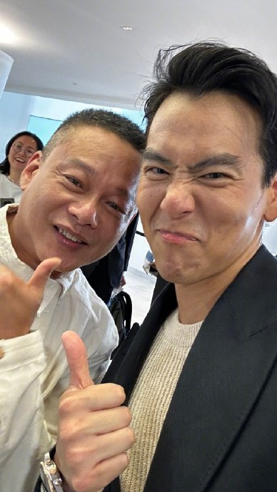 今日,演员彭于晏发微博晒出16张在戛纳拍的电影人合照