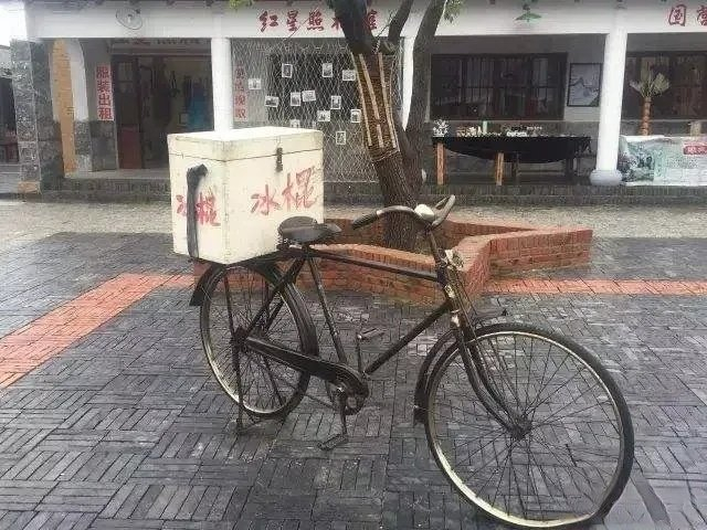 就会一溜烟的往外跑,67那时候的冰棍,都是这样的小木箱,放在自行车