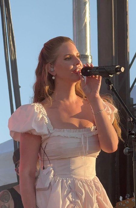 打雷姐lana del rey和megan moroney 今日在 hangout festival 表演
