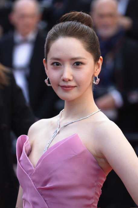 林允儿戛纳红毯现场图