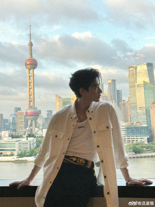 白敬亭一米八的大长腿,这个比例也太好了吧,今天主打黑白双煞