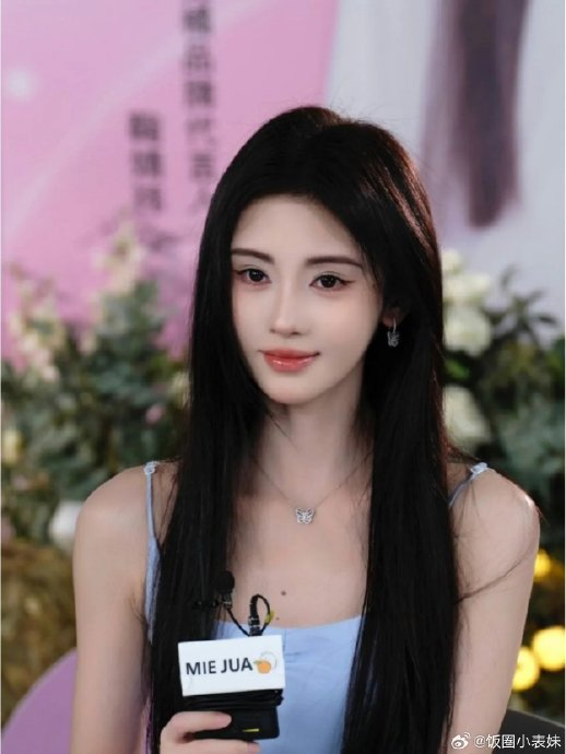 鞠婧祎的美貌又升级了,感觉眉毛有明显变化,这姐美商是真的高