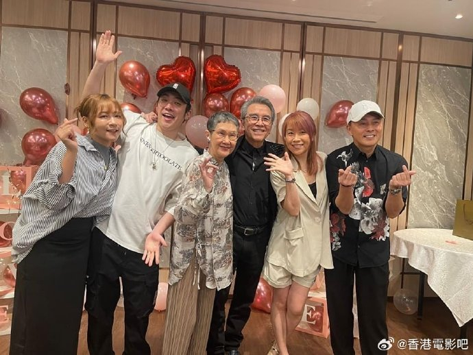 今天是姜大卫和李琳琳结婚50周年,两人举行金婚晚宴