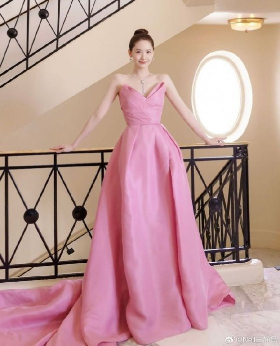 昨日的上,林允儿的亮相也是最亮眼的一幕…|林允儿|礼服裙|白皙_新浪